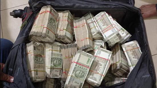 The Odisha Vigilance team deployed a counting machine to count the record amount of cash recovered from the engineer’s house in Bhubaneswar on Thursday. (HT PHOTO.)