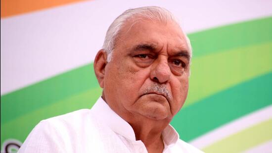 Former Haryana chief minister Bhupinder Singh Hooda on Tuesday questioned the BJP-JJP government on “ever-increasing” fuel prices, expensive electricity, hike in fertiliser rates and rising corruption (HT Photo)