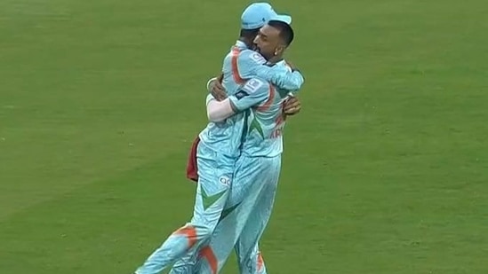 Deepak Hooda and Krunal Pandya hug each other during IPL 2022(Twitter) Deepak Hooda and Krunal Pandya hug each other during IPL 2022(Twitter)