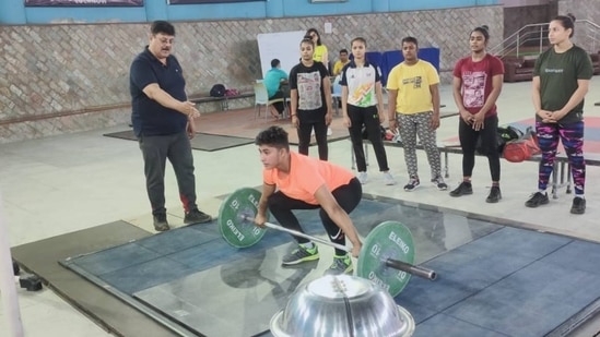 Coach GP Sharma during a training session of weightlifters in Lucknow on Thursday(HT Photo)