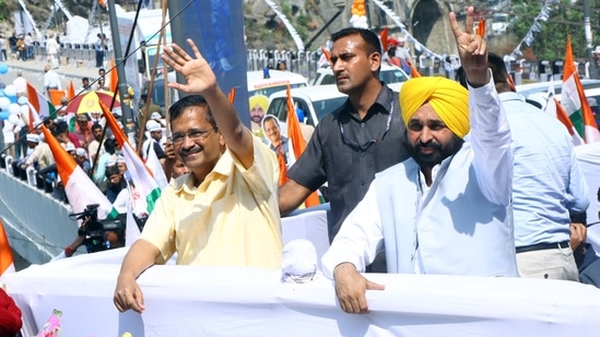 AAP national convener Arvind Kejriwal and Punjab chief minister Bhagwant Maan during roadshow in Mandi on Wednesday (Birbal Sharma/HT)