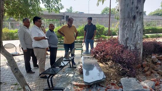 Mayor Balkar Sandhu and MC commissioner Pardeep Sabharwal along with civic body officials inspecting the damaged waterfront site on Thursday. (HT Photo)