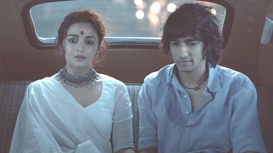 Alia Bhatt and Shantanu Maheshwari in a still from the song Meri Jaan from Gangubai Kathiawadi.