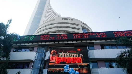 Sensex drops over 500 points to end day at 59,035, Nifty closes below 17,700.(File Photo)