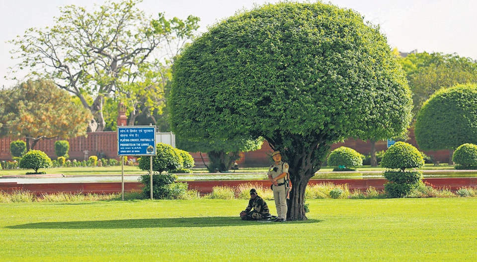 Police personnel rest under a tree on a hot sunny day at Vijay Chowk, on Thursday. (Amal KS/HT) Police personnel rest under a tree on a hot sunny day at Vijay Chowk, on Thursday. (Amal KS/HT)