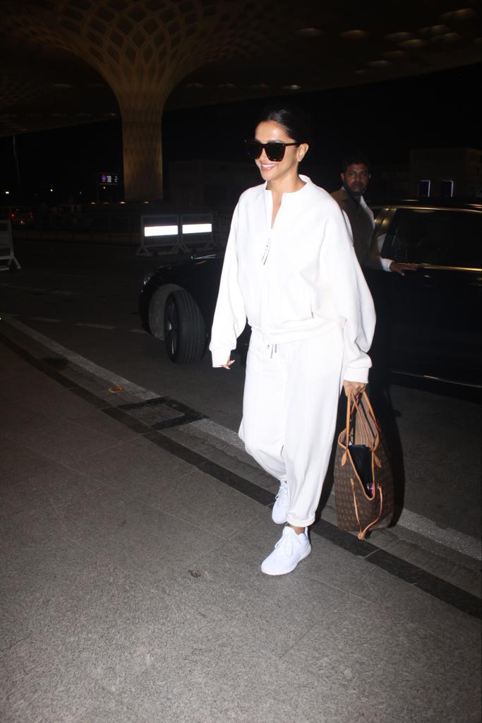 Deepika Padukone en el aeropuerto de Mumbai el jueves.  (Varinder Chawla)