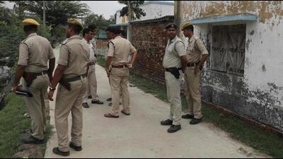The five district police personnel - a woman sub-inspector, two constables and two home guards - were confined to their barracks on March 20 following charges of dereliction of duty during the murder on a road at Jhalda in Bengal’s Purulia district. (HT FILE PHOTO.) The five district police personnel - a woman sub-inspector, two constables and two home guards - were confined to their barracks on March 20 following charges of dereliction of duty during the murder on a road at Jhalda in Bengal’s Purulia district. (HT FILE PHOTO.)