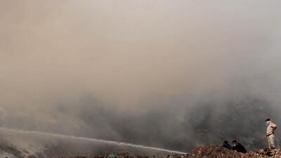Firefighters extinguishing the fire at the Dadumajra garbage dump in Chandigarh. (Ravi Kumar/HT) Firefighters extinguishing the fire at the Dadumajra garbage dump in Chandigarh. (Ravi Kumar/HT)
