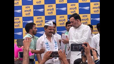 Former Panthers party MLA Balwant Mankotia (left) being inducted into AAP in New Delhi on Friday. (HT Photo)