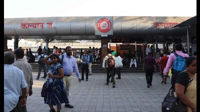 A 52-year-old man is dead after falling in the gap between the platform and footboard while alighting from a moving train at Kalyan station on Thursday. (HT FILE PHOTO)