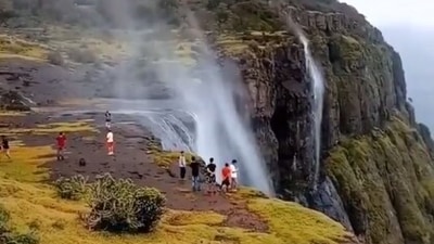 Reverse Waterfall (India): This waterfalls is located in the Western Ghats of Maharashtra near Junnar in Pune. Due to mysterious reasons, the water of the falls is blown upwards instead of flowing down. While people say that it can be due to some anti-gravitational force, scientists believe that it is because of the strong wind in waterfalls. (Instagram/@trekcommunity.in)