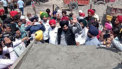Former Punjab Pradesh Congress Committee chief Navjot Singh Sidhu along with his supporters at the Jahajgarh area in Amritsar where sand is sold, on Friday. (Sameer Sehgal/HT) Former Punjab Pradesh Congress Committee chief Navjot Singh Sidhu along with his supporters at the Jahajgarh area in Amritsar where sand is sold, on Friday. (Sameer Sehgal/HT)