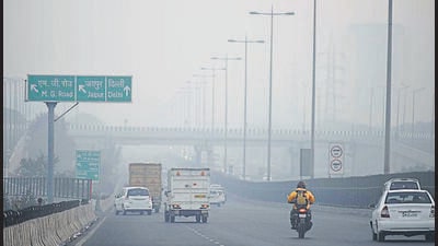 Gurugram, India -December 26: Vehicles move along the Delhi-Gurugram expressway amid foggy conditions near IFFCO Chowk, in Gurugram, India, on Saturday, 26 December 2020. (Photo by Parveen Kumar/Hindustan Times)