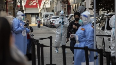 Workers in personal protective equipment (PPE) facilitate a round of Covid-19 testing during a lockdown in Shanghai, China. (Bloomberg) Workers in personal protective equipment (PPE) facilitate a round of Covid-19 testing during a lockdown in Shanghai, China. (Bloomberg)