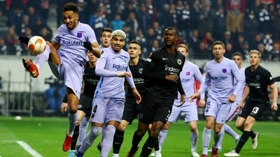 Europa League - Quarter Final - First Leg - Eintracht Frankfurt v FC Barcelona - Deutsche Bank Park, Frankfurt, Germany - April 7, 2022 FC Barcelona's Pierre-Emerick Aubameyang and Ronald Araujo in action with Eintracht Frankfurt's Evan N'Dicka (REUTERS)