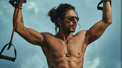 Shah Rukh Khan previously shared a glimpse of his look for his upcoming film Pathaan. He has now sent a handwritten note to an Assistant Director of the movie. Shah Rukh Khan previously shared a glimpse of his look for his upcoming film Pathaan. He has now sent a handwritten note to an Assistant Director of the movie.