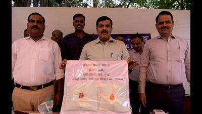 DCP (crime branch) Suresh Mengde and his colleagues with the seized drugs worth  ₹1.85Cr at a press conference in Navi Mumbai on Friday. Drugs worth  ₹1.85Cr seized recently were stored in empty containers from Dubai, the police said. (BACHCHAN KUMAR/ HT PHOTO)