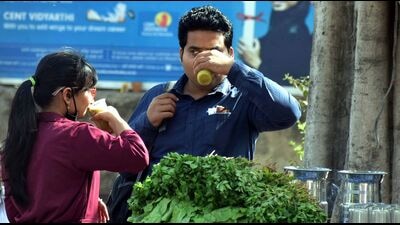 Prayagraj commuters take a break to have a glass of mango panna to beat the heat. (HT Photo) Prayagraj commuters take a break to have a glass of mango panna to beat the heat. (HT Photo)