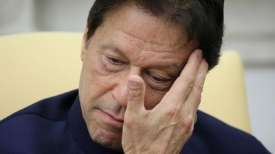 The Supreme Court’s verdict against Pakistan Prime Minister Imran Khan led to immediate celebrations outside the court by opposition activists. (HT_PRINT) The Supreme Court’s verdict against Pakistan Prime Minister Imran Khan led to immediate celebrations outside the court by opposition activists. (HT_PRINT)