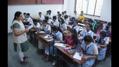 Students are in full attention to their teacher as offline classes have begun in schools. Teachers go all out to ease students into offline mode post the pandemic in Thane. (For representational purposes only) (PRAFUL GANGURDE/HT PHOTO) Students are in full attention to their teacher as offline classes have begun in schools. Teachers go all out to ease students into offline mode post the pandemic in Thane. (For representational purposes only) (PRAFUL GANGURDE/HT PHOTO)