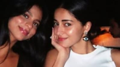 Ananya Panday shares a picture with Suhana Khan.