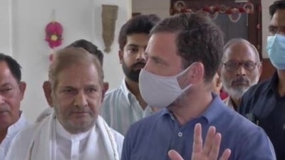 Rahul Gandhi on Friday visited Sharad Yadav as the RJD leader was not keeping well for the past few days.&nbsp;