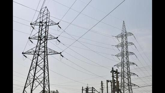 On Friday, the peak power demand touched 28,700 MW and is expected to reach 30,000 MW by June. (Abhinav Saha/Hindustan Times)