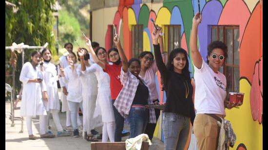 French artist Lili Totas with students of Isabella Thoburn College, Lucknow. She is in city for the Wall Art Festival, as a part of Bonjour India 2022. (Photo: Deepak Gupta/HT)