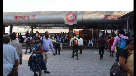 A 52-year-old man is dead after falling in the gap between the platform and footboard while alighting from a moving train at Kalyan station on Thursday. (HT FILE PHOTO)