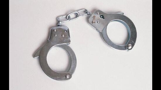 Narpoli police in Bhiwandi have arrested a 26-year-old woman and her husband for stealing jewellery and cash worth ₹5 lakh from her friend’s house. (HT FILE PHOTO)