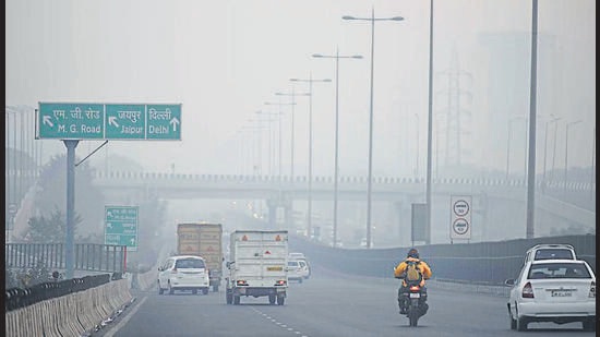 Gurugram, India -December 26: Vehicles move along the Delhi-Gurugram expressway amid foggy conditions near IFFCO Chowk, in Gurugram, India, on Saturday, 26 December 2020. (Photo by Parveen Kumar/Hindustan Times) Gurugram, India -December 26: Vehicles move along the Delhi-Gurugram expressway amid foggy conditions near IFFCO Chowk, in Gurugram, India, on Saturday, 26 December 2020. (Photo by Parveen Kumar/Hindustan Times)