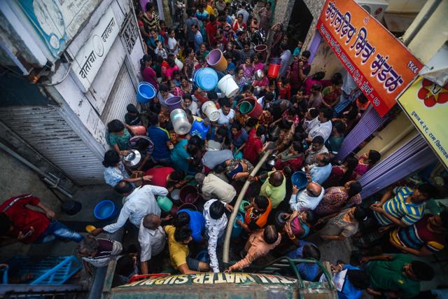 People collect water from a tanker during a water shortage in Mumbai. (Ragul Krishnan/HT PHOTO) People collect water from a tanker during a water shortage in Mumbai. (Ragul Krishnan/HT PHOTO)