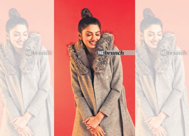 While wearing a fur-notch collar, keep it very simple and subdued by wearing a tee; Dress & fur coat by Forever New; Jewellery by Sa.ba Designs (Vidushi Gupta) While wearing a fur-notch collar, keep it very simple and subdued by wearing a tee; Dress & fur coat by Forever New; Jewellery by Sa.ba Designs (Vidushi Gupta)