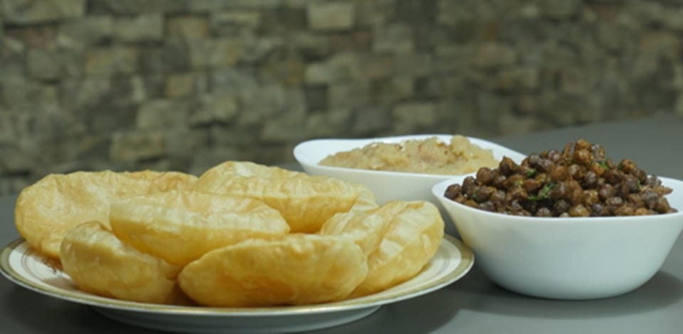 Kale chane, puri and halwa prasad recipe (YouTube/Nisha Madhulika) Kale chane, puri and halwa prasad recipe (YouTube/Nisha Madhulika)