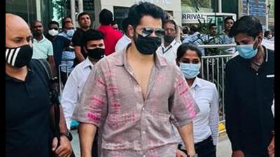 Actor Varun Dhawan lands in Lucknow to shoot for Nitesh Tiwari’s next film Bawaal. (HT Photo)
