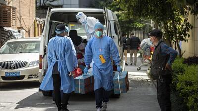 Volunteers transport food supplies delivered by the government in Shanghai, China, on Saturday. (Bloomberg) Volunteers transport food supplies delivered by the government in Shanghai, China, on Saturday. (Bloomberg)
