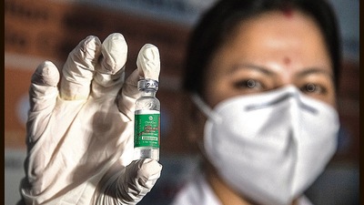 As of Saturday, there are over 134,032 beneficiaries who are eligible for the precautionary dose in the city and would be able to avail the third dose at private vaccination centres from Monday. (HT PHOTO)