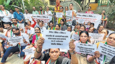 Thane, India - April 09, 2022: Nationalist Congress Party (NCP) workers stage a silent protest in support of party chief Sharad Pawar, after MSRTC employees' protest outside his Silver Oak residence on Friday, at Mahatma Gandhi Statue, in Thane, Mumbai, India, on Saturday, April 09, 2022. (Praful Gangurde/HT Photo) (HT PHOTO) Thane, India - April 09, 2022: Nationalist Congress Party (NCP) workers stage a silent protest in support of party chief Sharad Pawar, after MSRTC employees' protest outside his Silver Oak residence on Friday, at Mahatma Gandhi Statue, in Thane, Mumbai, India, on Saturday, April 09, 2022. (Praful Gangurde/HT Photo) (HT PHOTO)