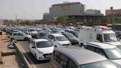Traffic congestion on Delhi-Gurugram border near Sirhaul toll plaza, in Gurugram, on Saturday. (Vipin Kumar/HT) Traffic congestion on Delhi-Gurugram border near Sirhaul toll plaza, in Gurugram, on Saturday. (Vipin Kumar/HT)