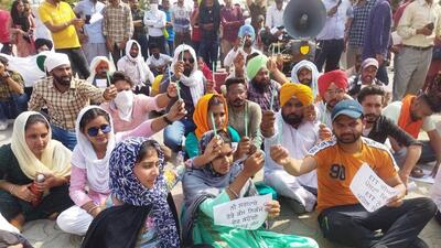 Unemployed ETT teachers staging a protest outside the residence of chief minister Bhagwant Mann in Sangrur on Saturday. (HT Photo) Unemployed ETT teachers staging a protest outside the residence of chief minister Bhagwant Mann in Sangrur on Saturday. (HT Photo)