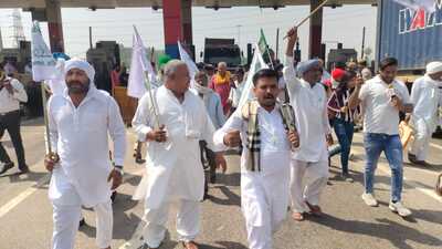 The agitating farmers at a Karnal toll plaza on Saturday. (HT Photo) The agitating farmers at a Karnal toll plaza on Saturday. (HT Photo)