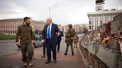 Image for representation, provided by the Ukrainian Presidential Press Office. Ukrainian President Volodymyr Zelenskyy, left, and Britain's Prime Minister Boris Johnson, center, talk next to a memorial for Heavenly Hundred, near Independence Square in Kyiv, Ukraine. (AP)
