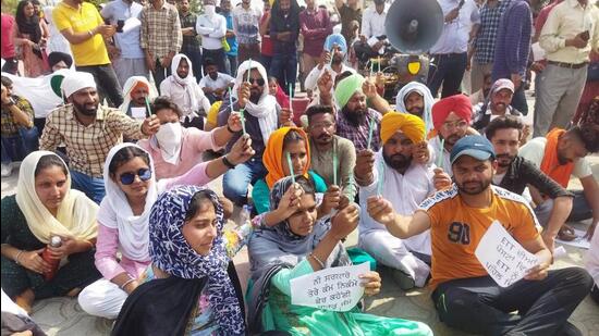 Unemployed ETT teachers staging a protest outside the residence of chief minister Bhagwant Mann in Sangrur on Saturday. (HT Photo)