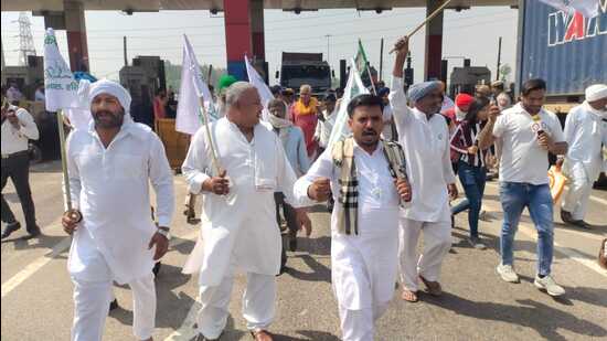 The agitating farmers at a Karnal toll plaza on Saturday. (HT Photo)