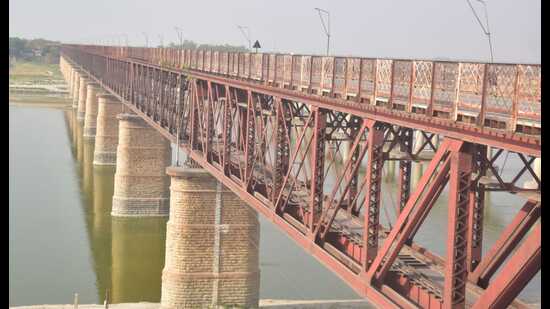 Divisional commissioner Sanjay Goyal has instructed authorities concerned to prepare a detailed report as to how this around 117-year-old bridge, which has been abandoned by the railways now, can be converted into a museum (HT photo)
