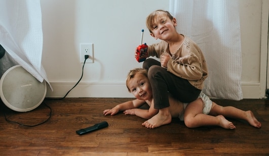 Siblings Day 2022: Tips to manage sibling rivalry for family happiness balance&nbsp;(Photo by Nathan Dumlao on Unsplash)
