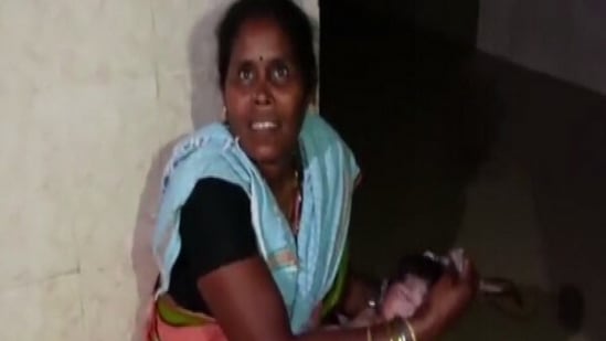 Woman gives birth under torch light in Visakhapatnam (ANI)