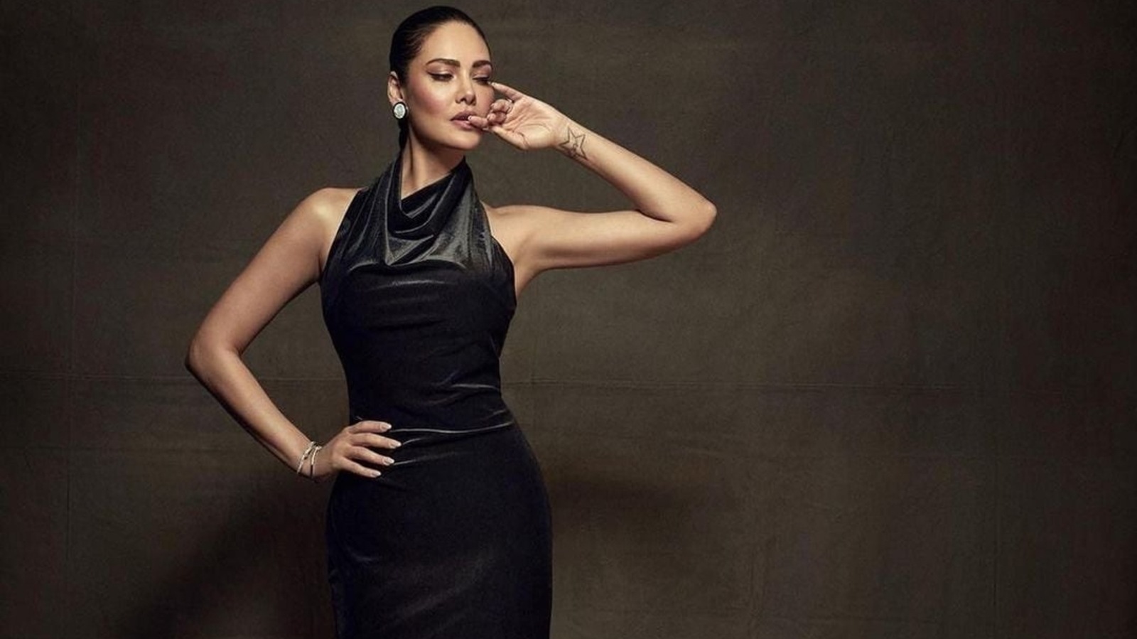 Esha Gupta’s black halter dress redefines glamour in the world of evening gowns