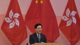  Kepala Sekretaris Hong Kong John Lee berbicara selama upacara pengibaran bendera.