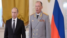 Presiden Rusia Vladimir Putin dengan Alexander Dvorknikov.